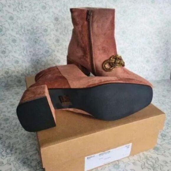 NIB Anthropologie Stevie Velvet Ankle Boots | 39 / 8.5 - Picture 4 of 6